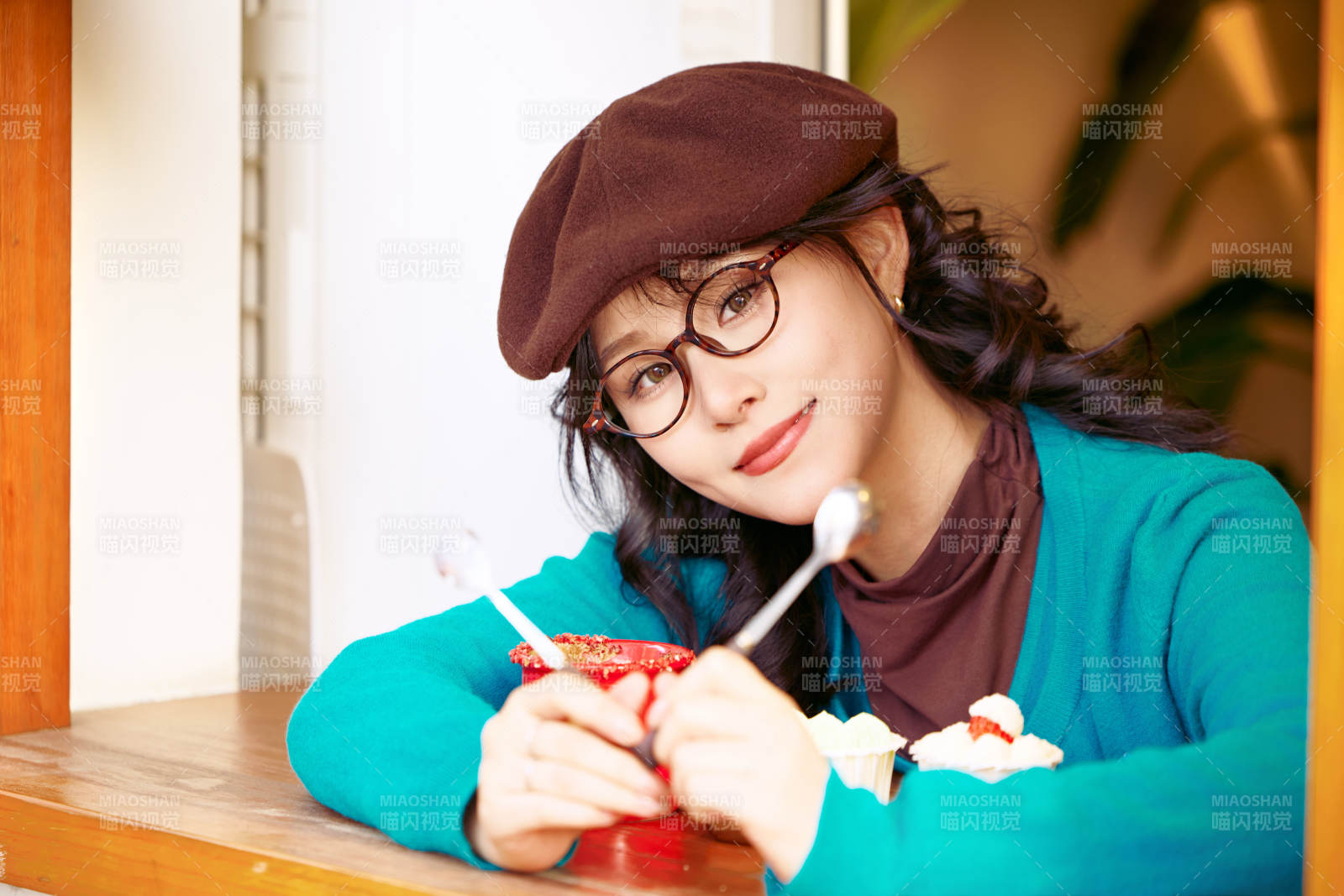 冬日午后坐在咖啡店吃蛋糕喝咖啡的亞洲美女