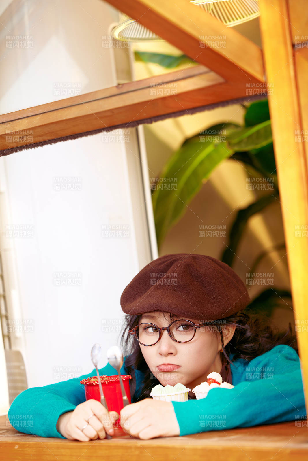 冬日午后坐在咖啡店吃蛋糕喝咖啡的亚洲美女