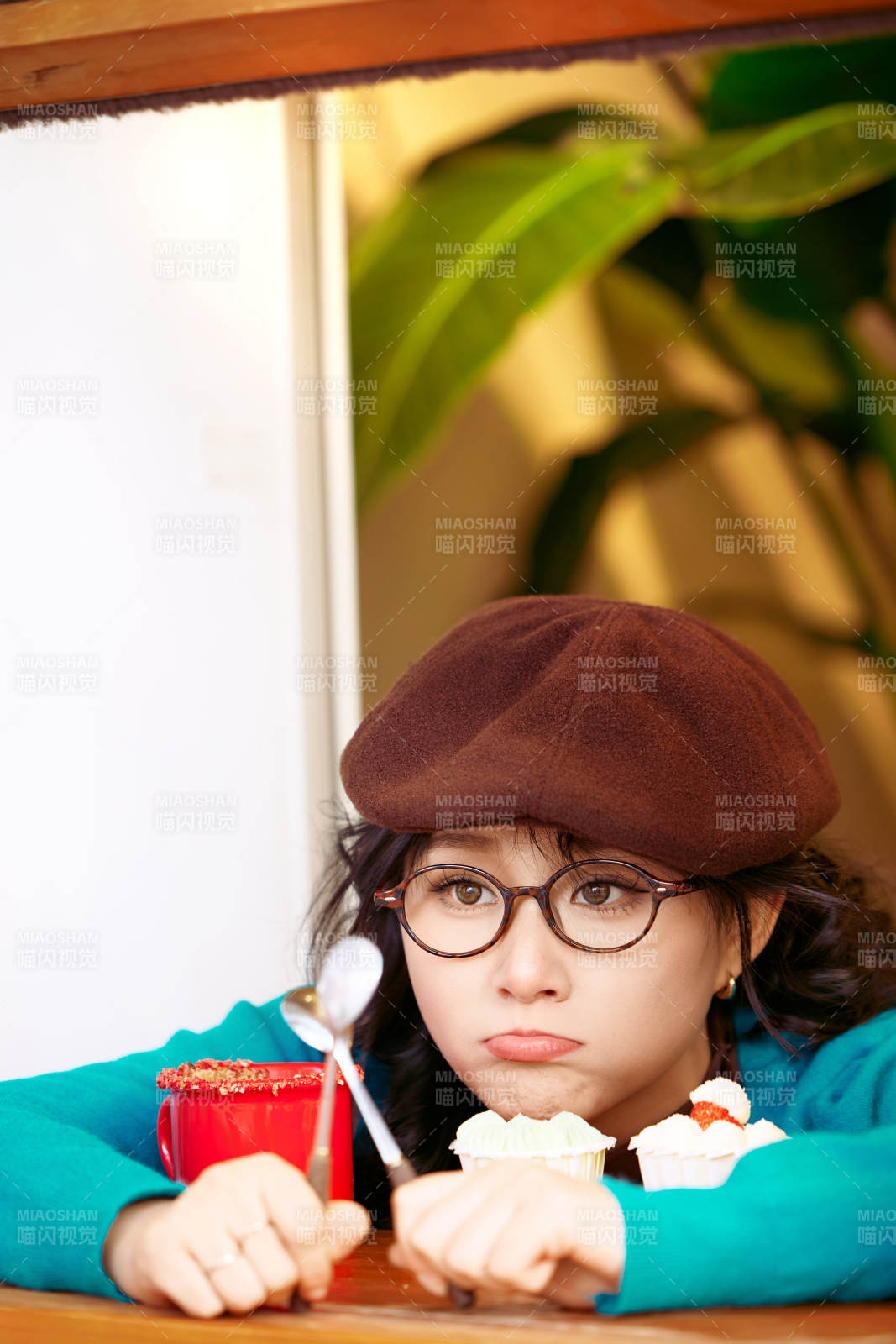 冬日午后坐在咖啡店吃蛋糕喝咖啡的亚洲美女