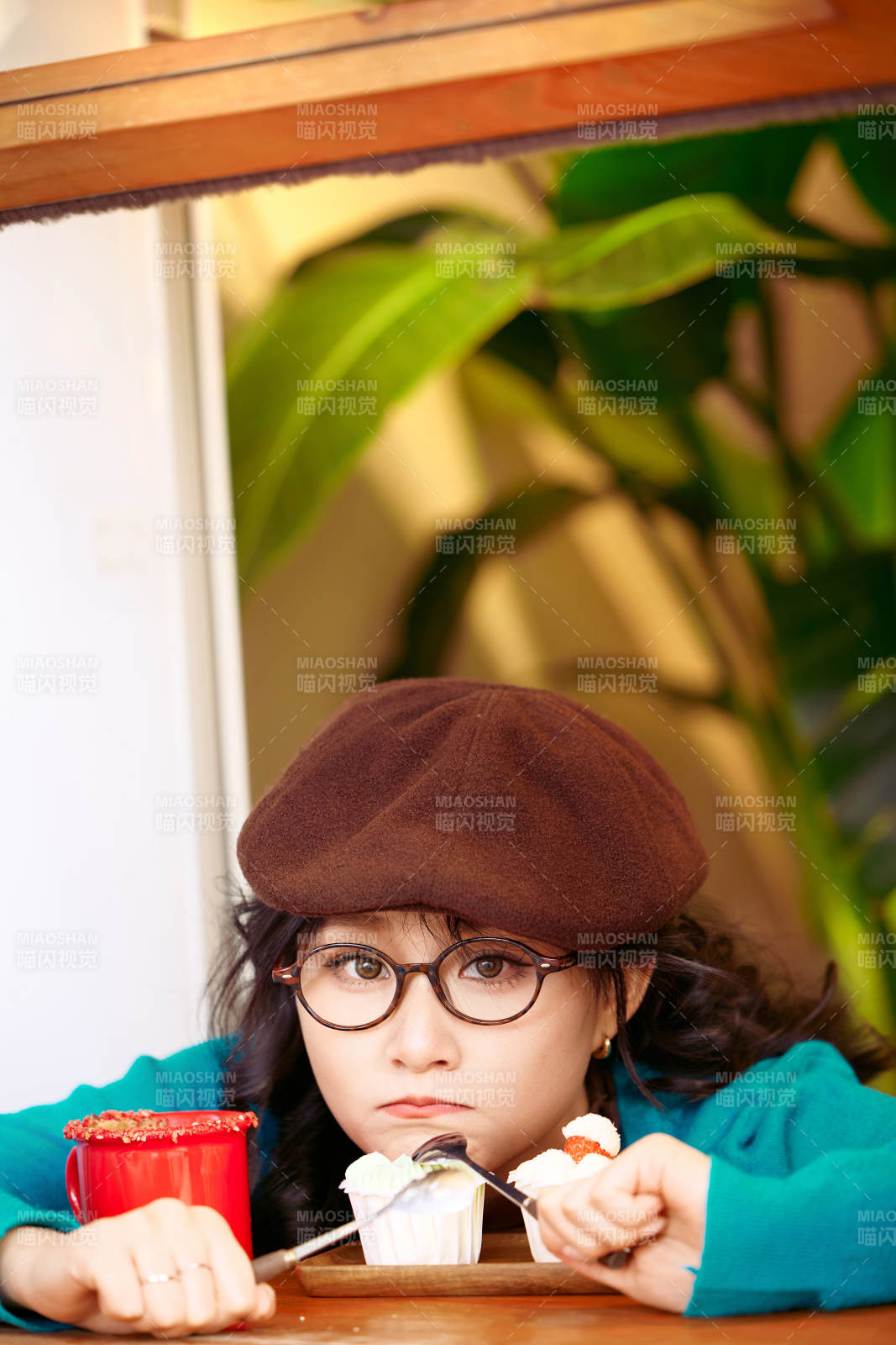 冬日午后坐在咖啡店吃蛋糕喝咖啡的亞洲美女