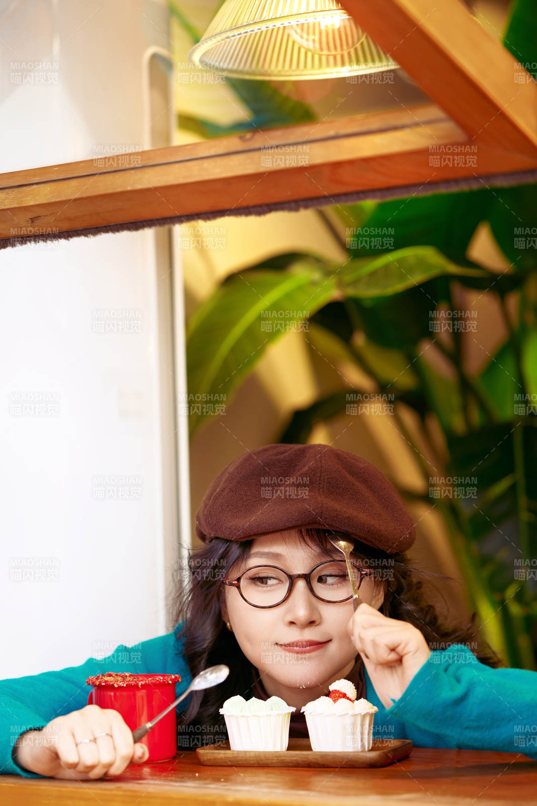 冬日午后坐在咖啡店吃蛋糕喝咖啡的亚洲美女