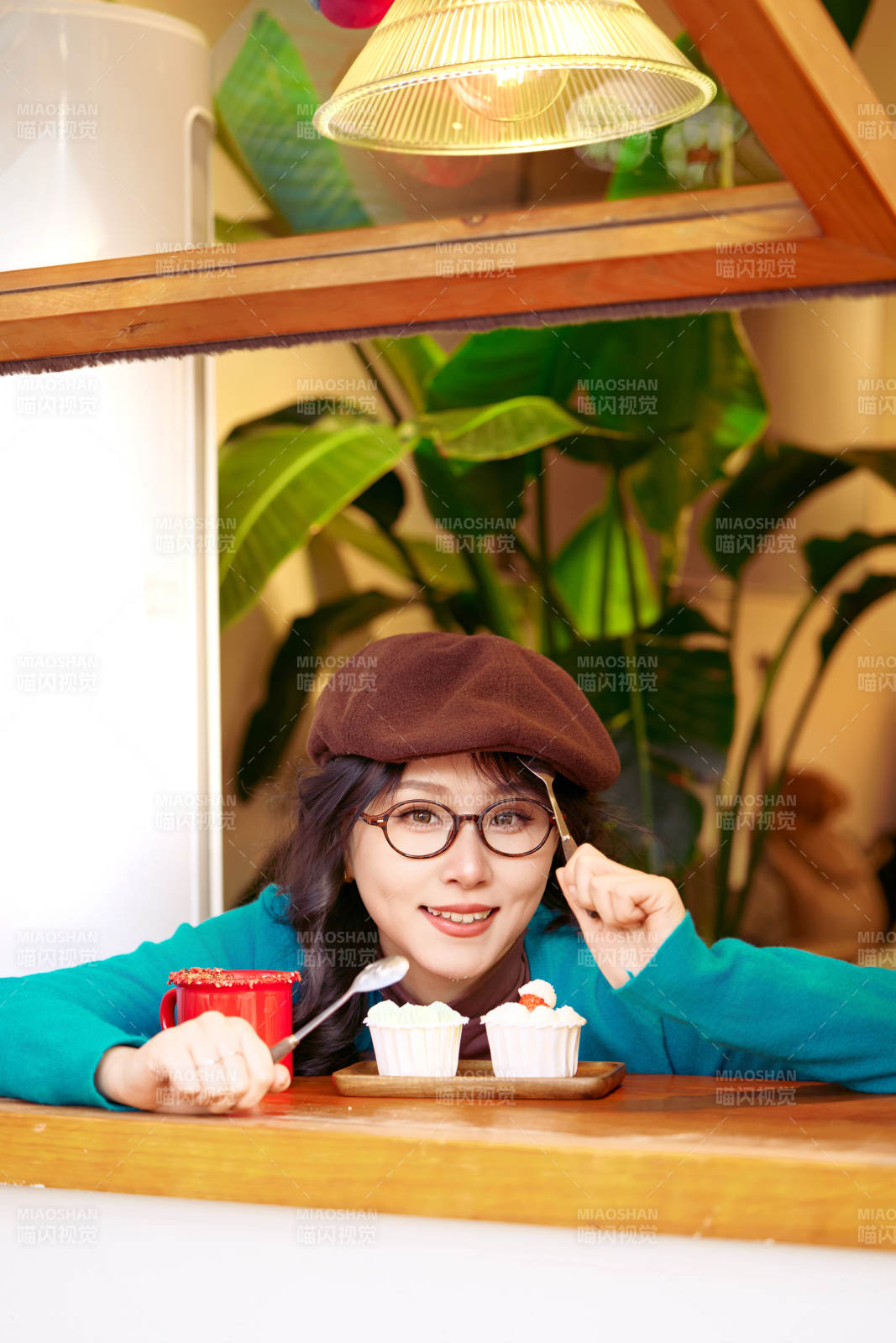 冬日午后坐在咖啡店吃蛋糕喝咖啡的亚洲美女图片