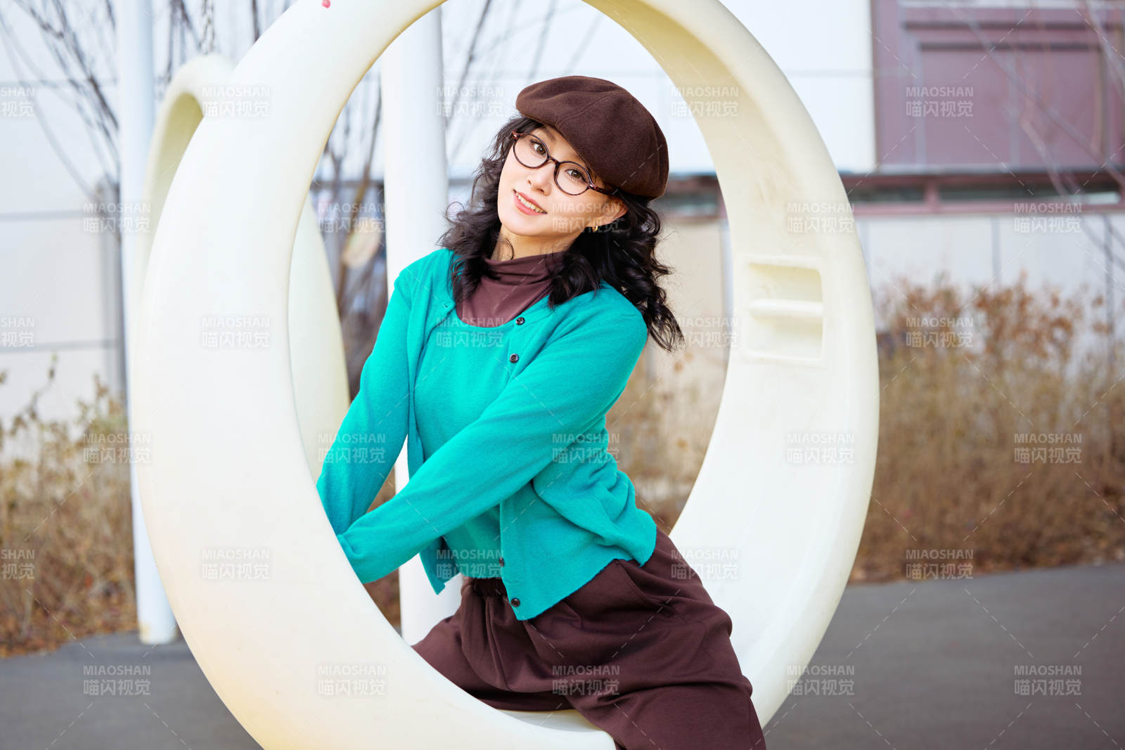 初冬季节在户外拍照的亚洲美女