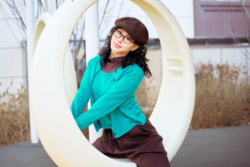 初冬季节在户外拍照的亚洲美女