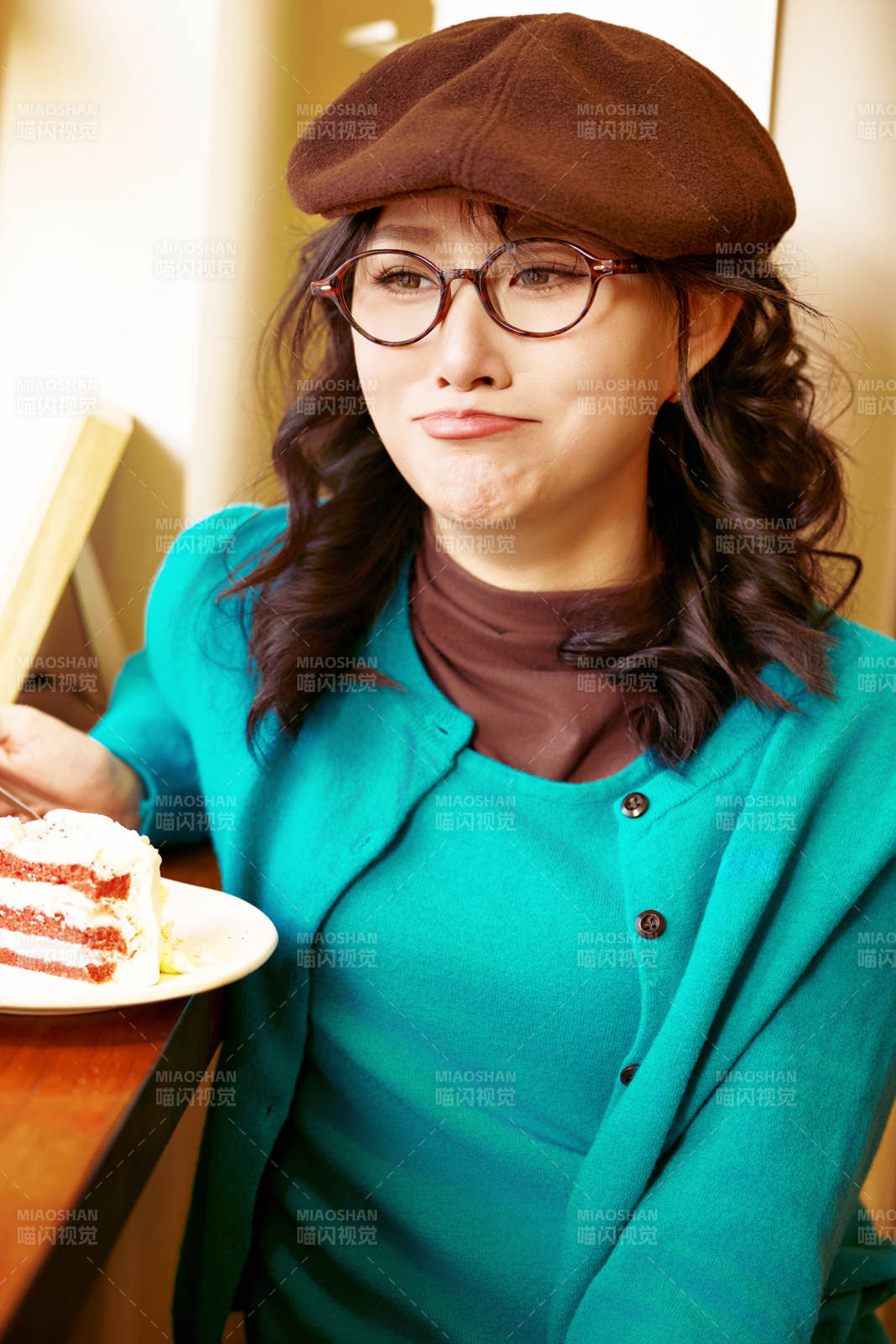 冬日午后坐在咖啡店吃蛋糕喝咖啡的亚洲美女