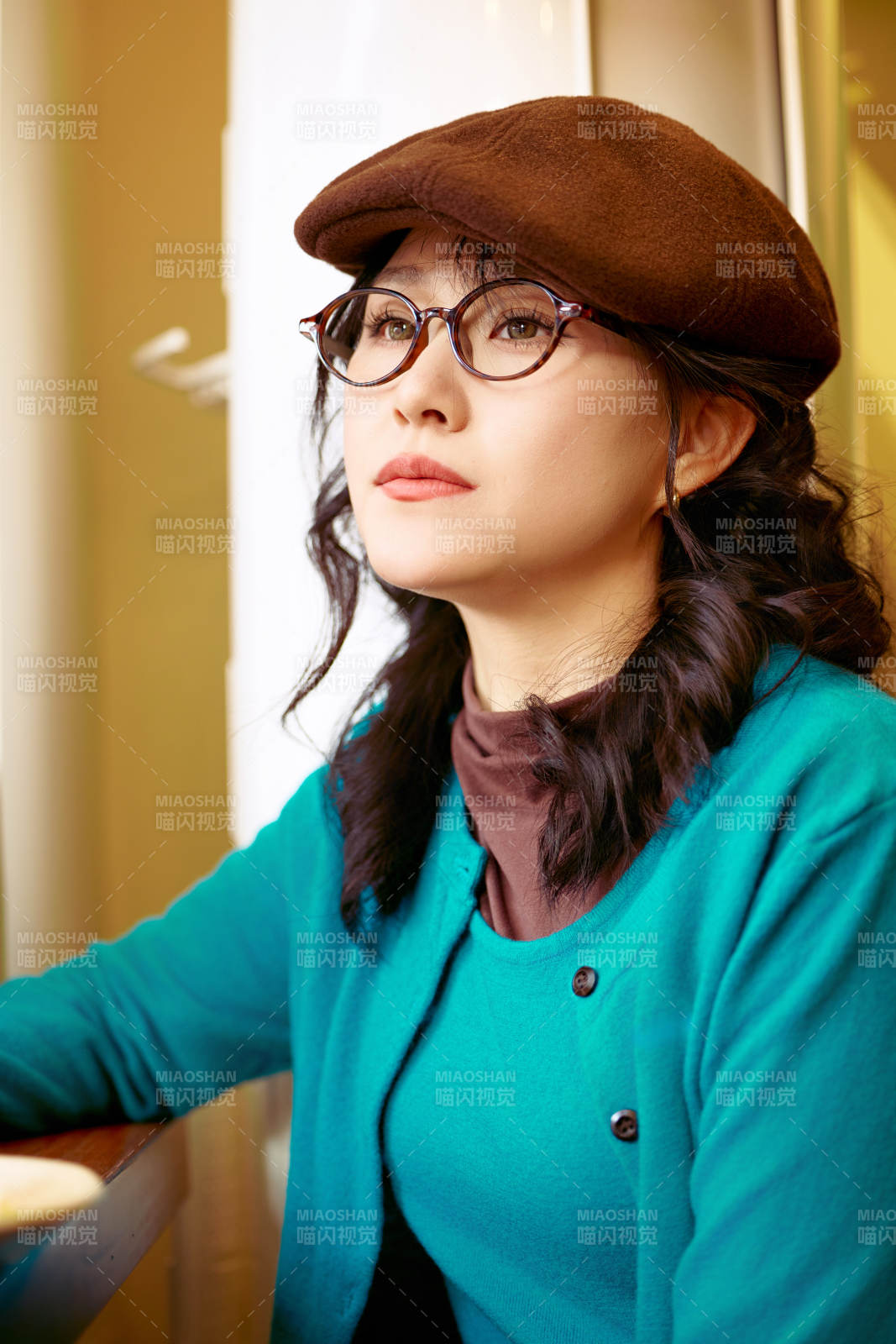 冬日午后坐在咖啡店吃蛋糕喝咖啡的亚洲美女