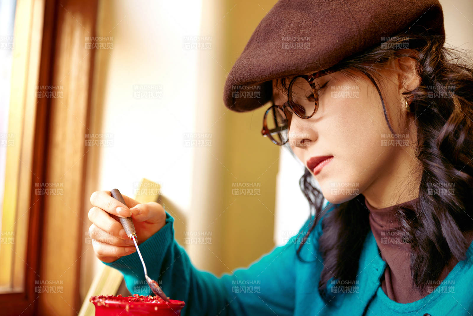 冬日午后坐在咖啡店吃蛋糕喝咖啡的亚洲美女