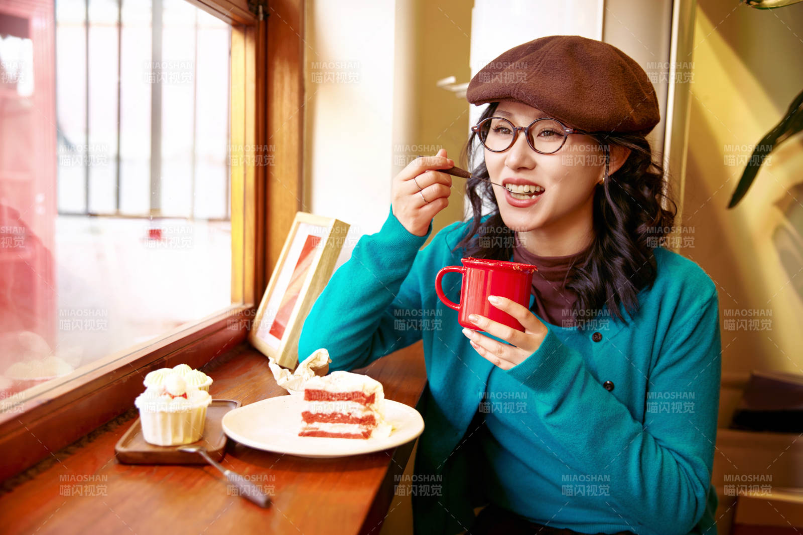 冬日午后坐在咖啡店吃蛋糕喝咖啡的亞洲美女