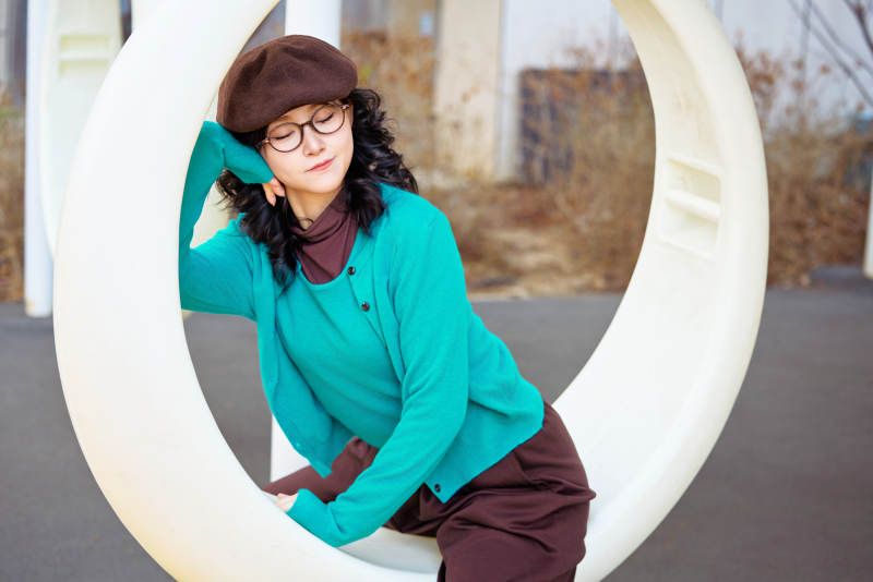 初冬季节在户外拍照的亚洲美女