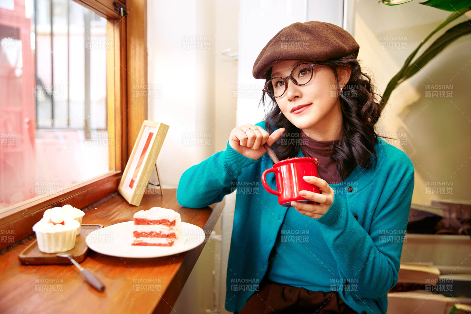 冬日午后坐在咖啡店吃蛋糕喝咖啡的亚洲美女