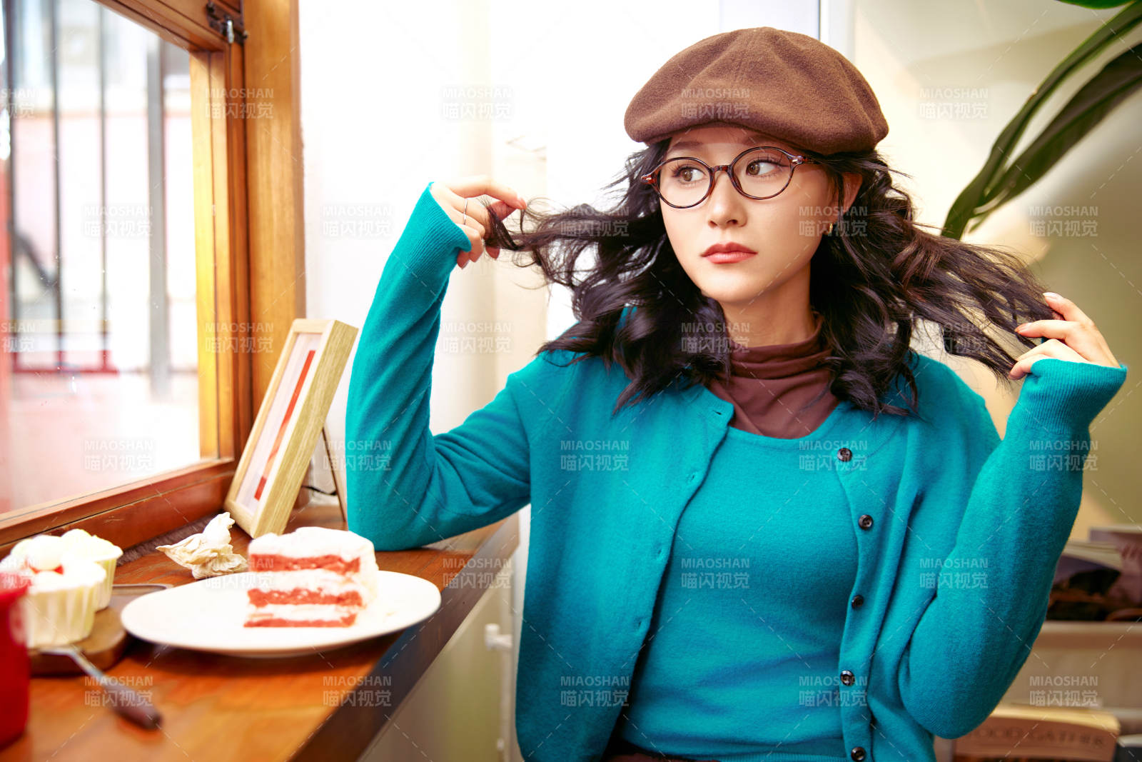 冬日午后坐在咖啡店吃蛋糕喝咖啡的亚洲美女