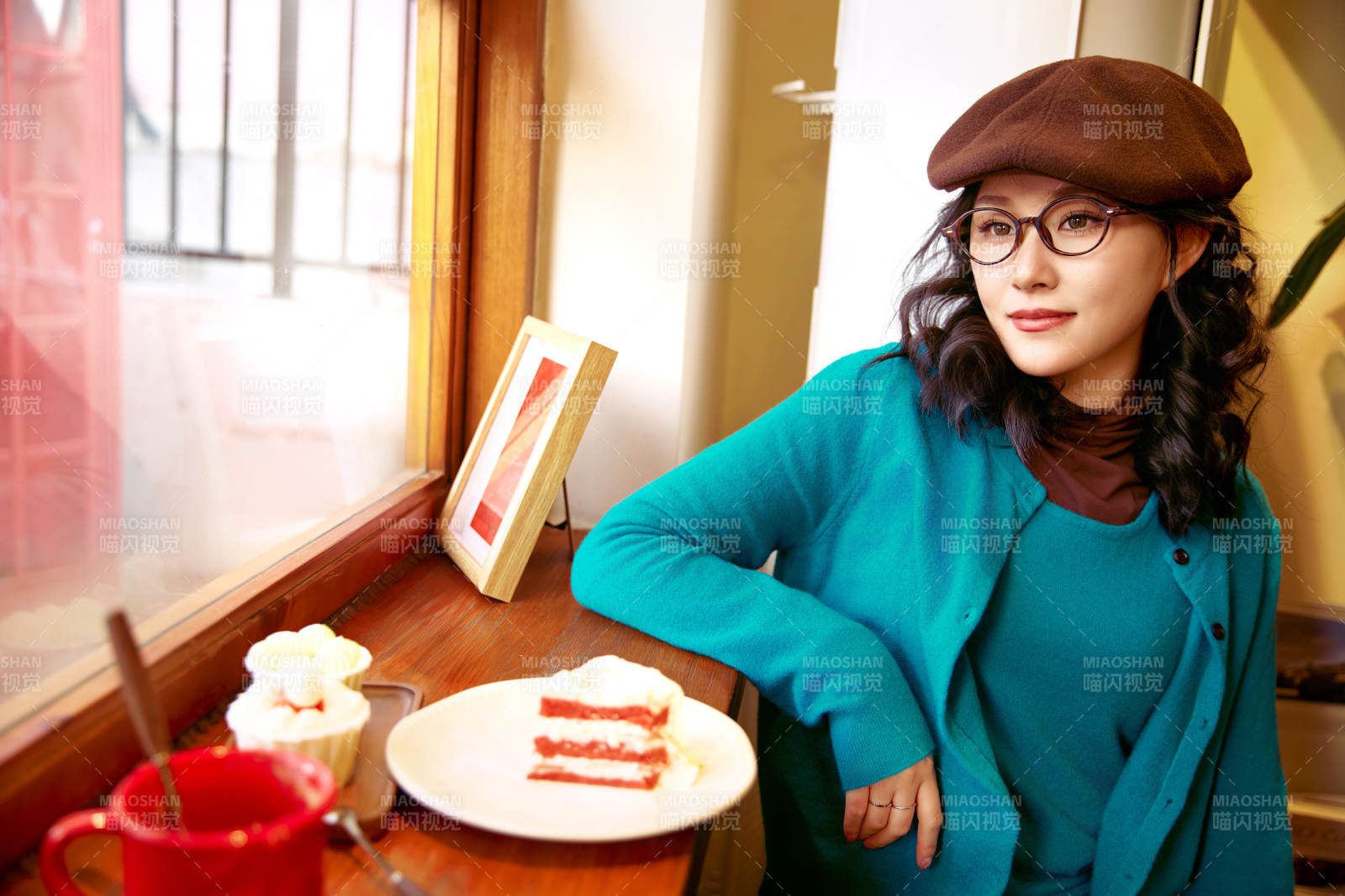冬日午后坐在咖啡店吃蛋糕喝咖啡的亞洲美女
