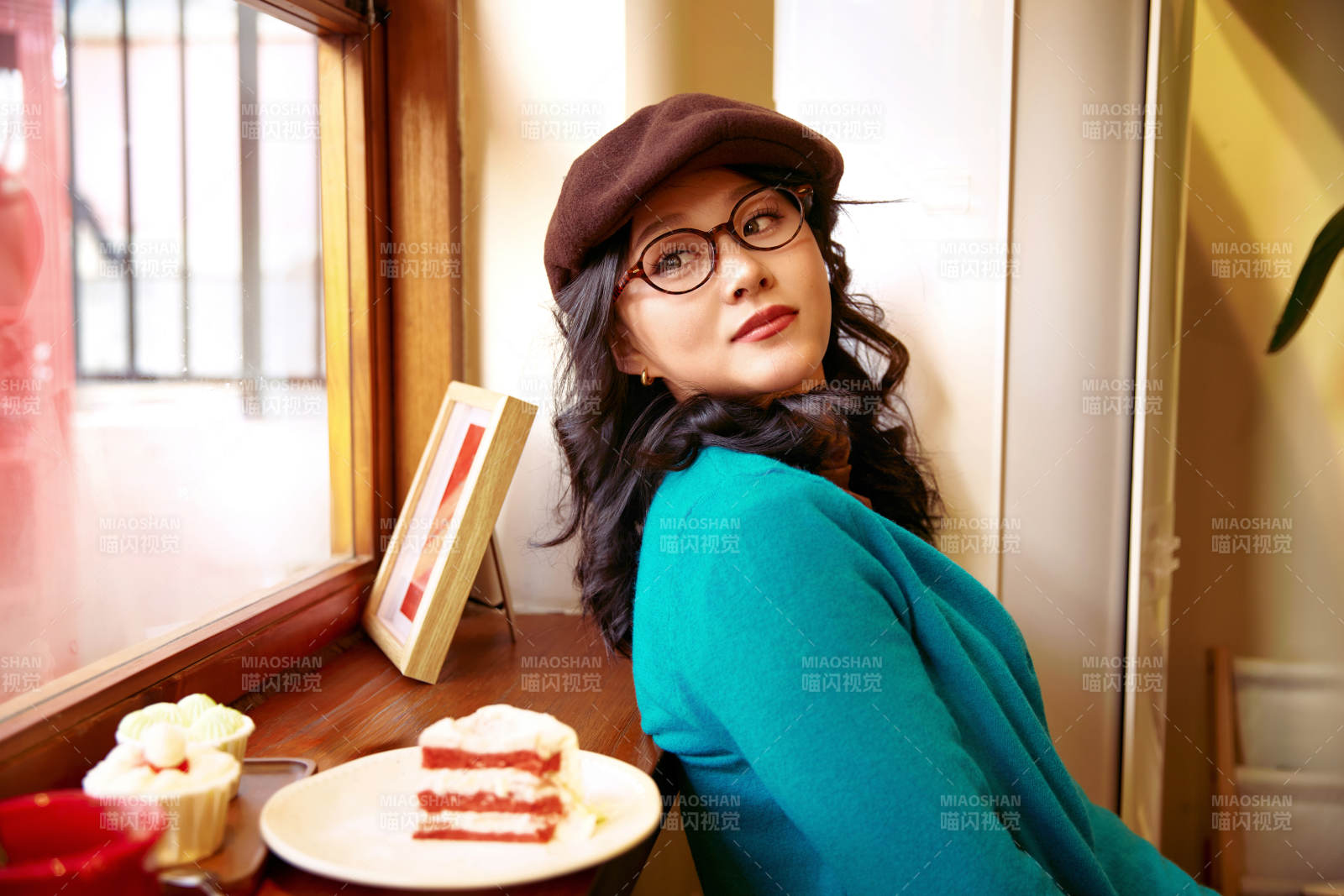冬日午后坐在咖啡店吃蛋糕喝咖啡的亚洲美女