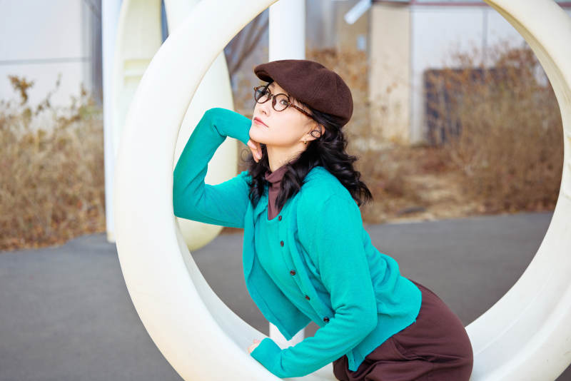 初冬季节在户外拍照的亚洲美女