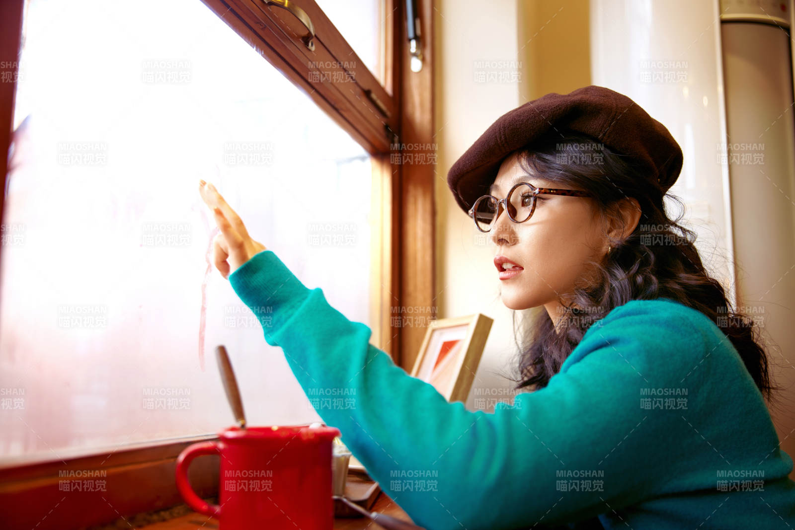 冬日午后坐在咖啡店吃蛋糕喝咖啡的亚洲美女