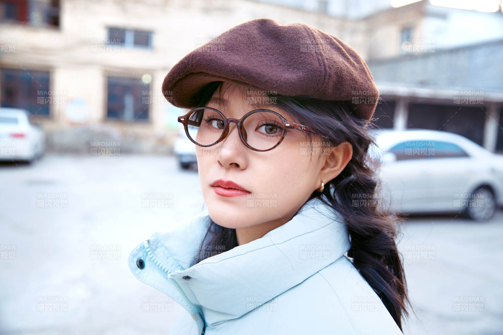 在老旧社区院落回忆往日的亚洲美女