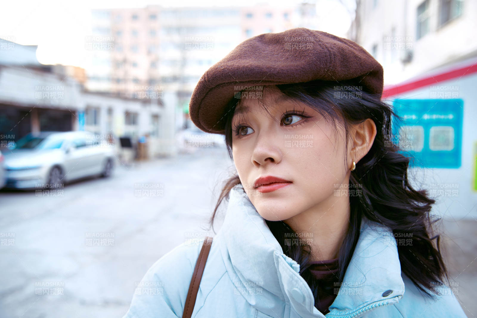 在老旧社区院落回忆往日的亚洲美女