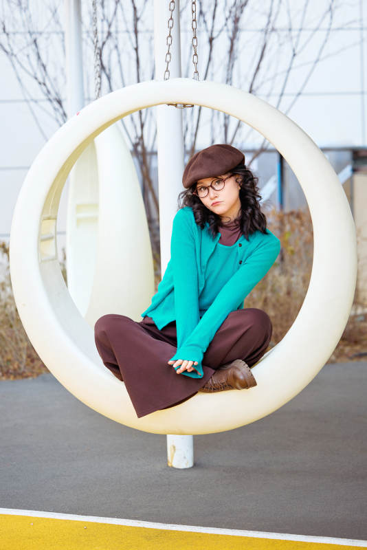 初冬季节在户外拍照的亚洲美女