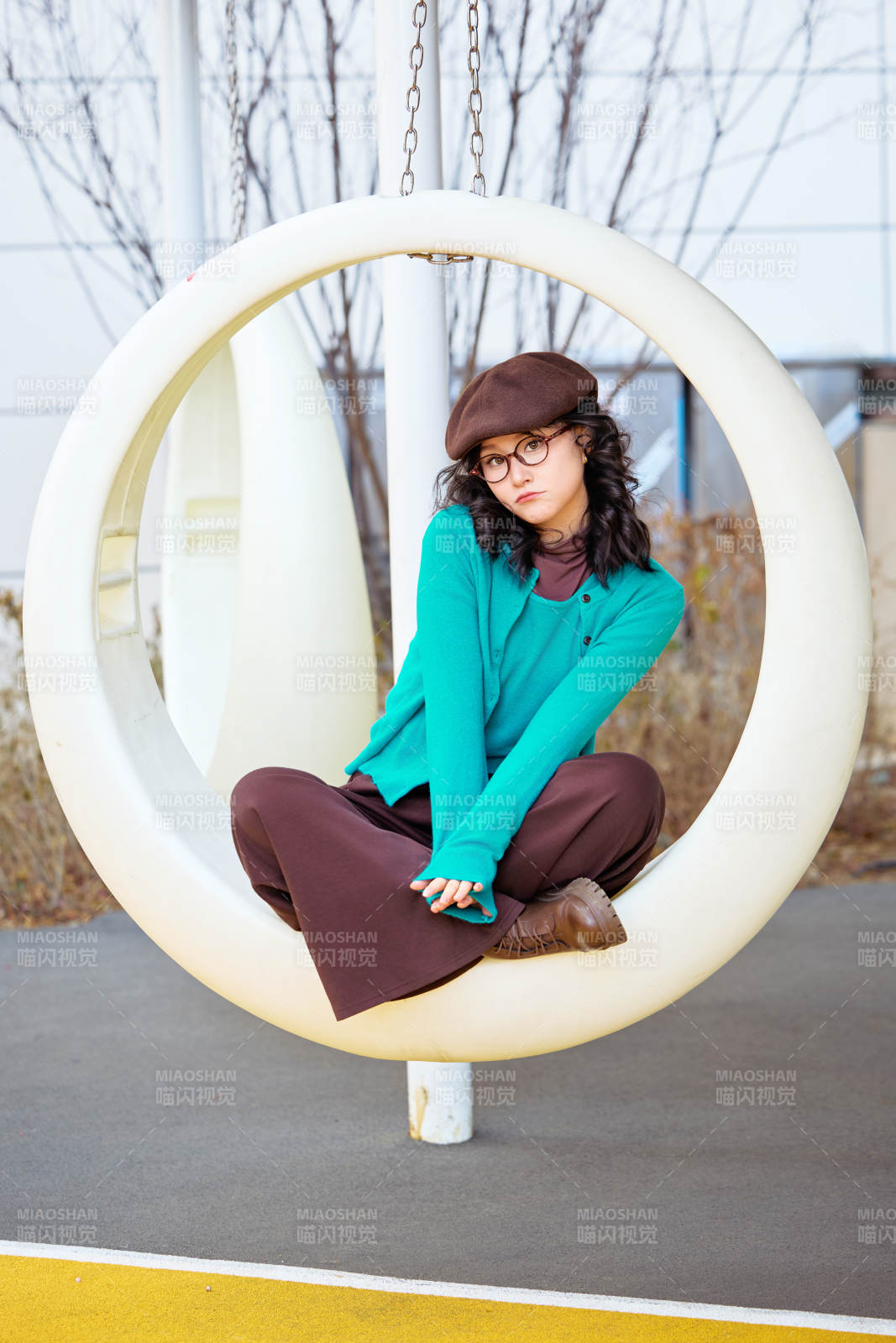 初冬季节在户外拍照的亚洲美女