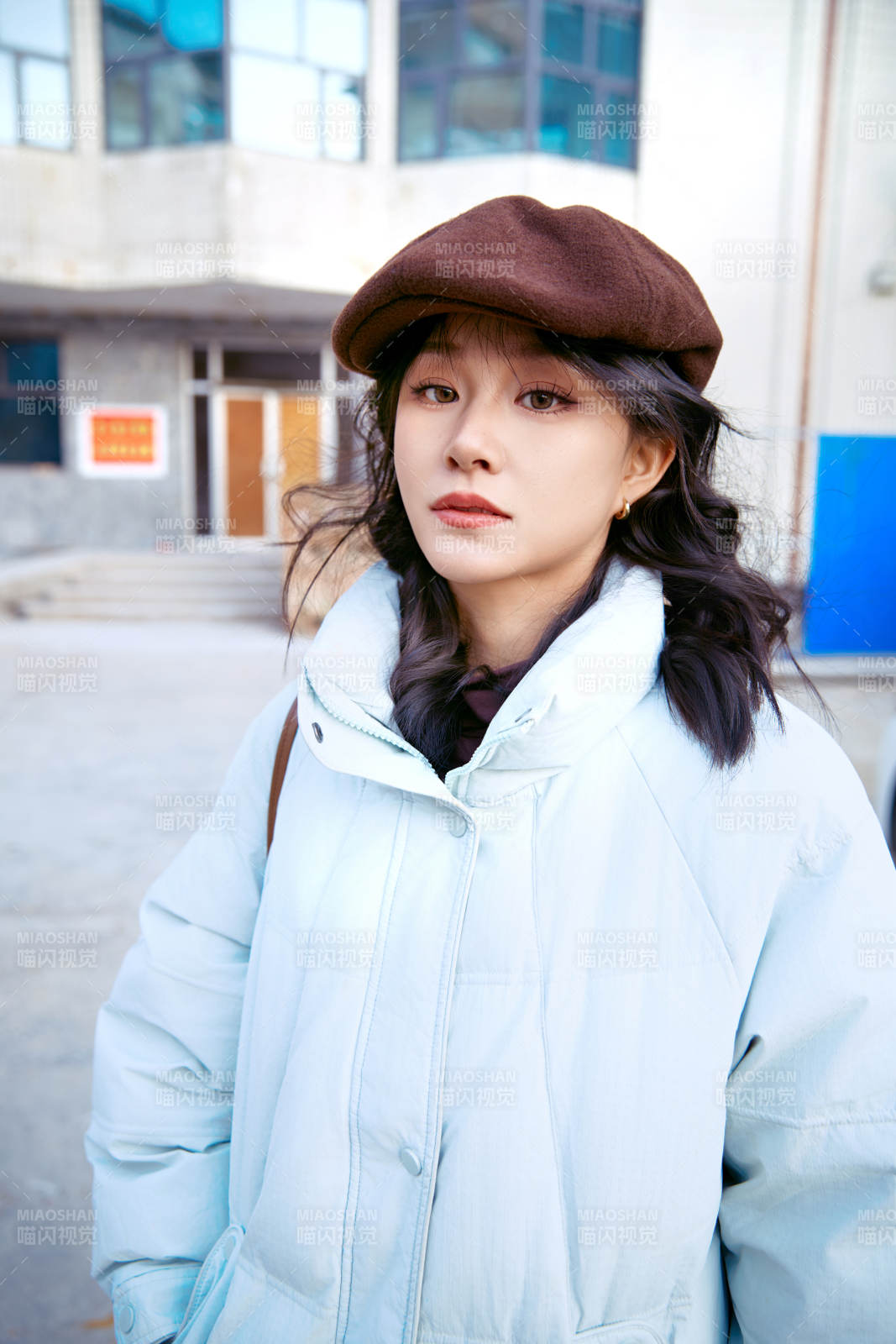 在老旧社区院落回忆往日的亚洲美女