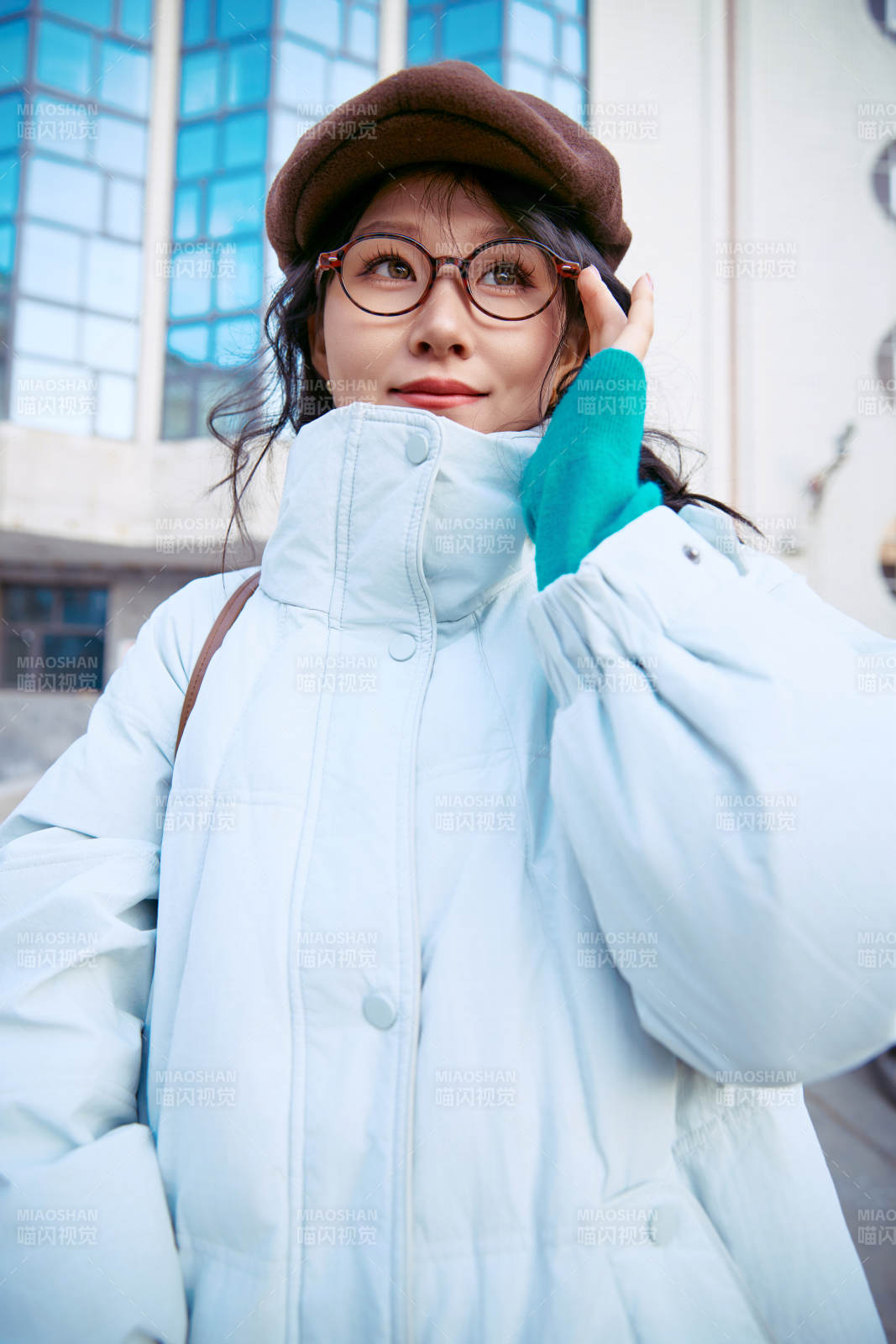 在老旧社区院落回忆往日的亚洲美女