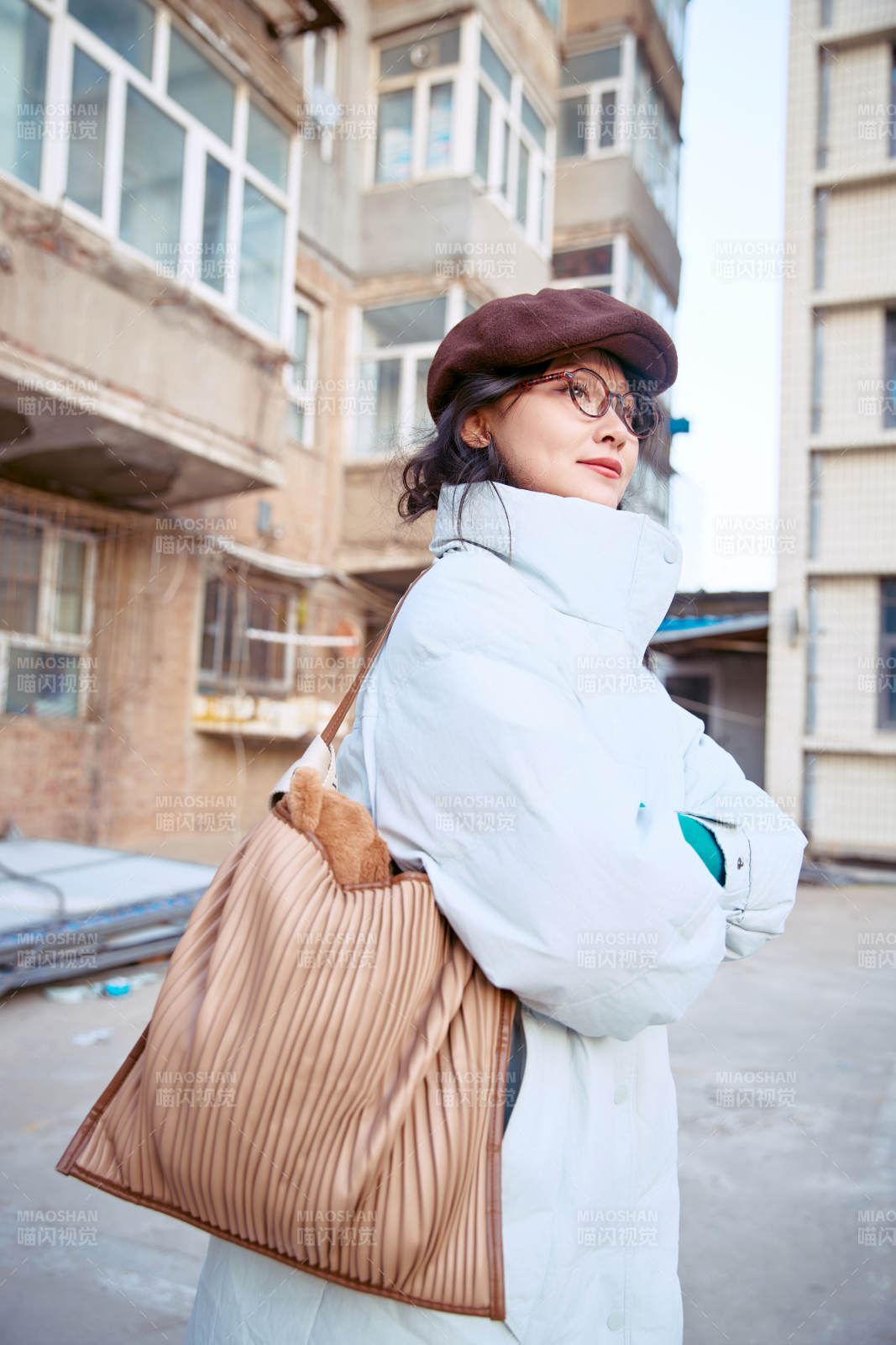 在老旧社区院落回忆往日的亚洲美女