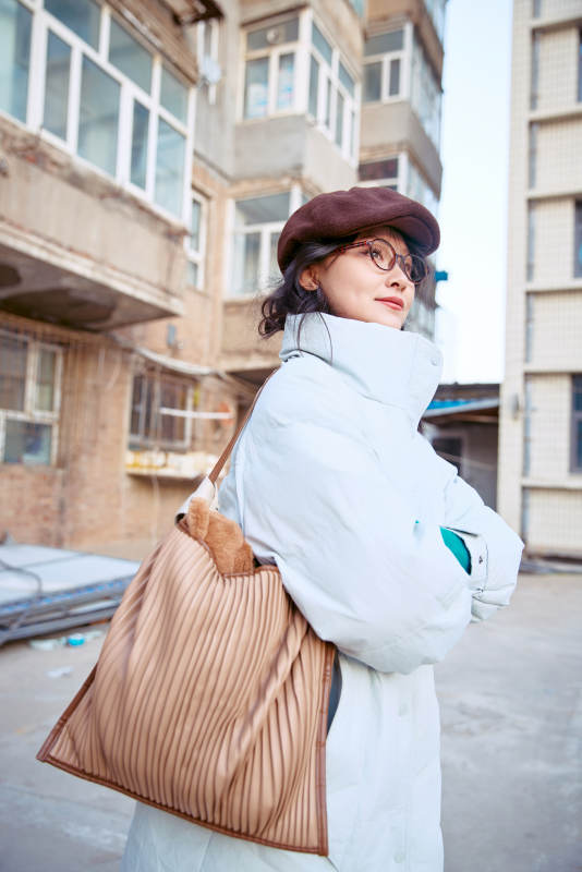 在老旧社区院落回忆往日的亚洲美女