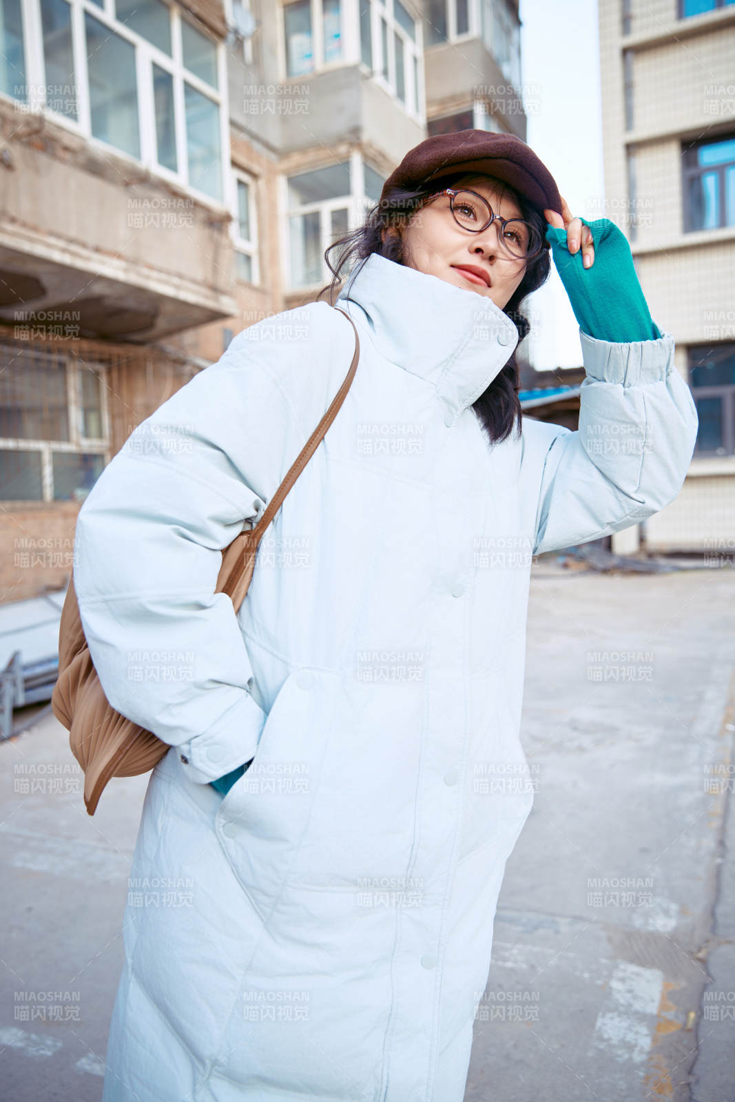 在老旧社区院落回忆往日的亚洲美女