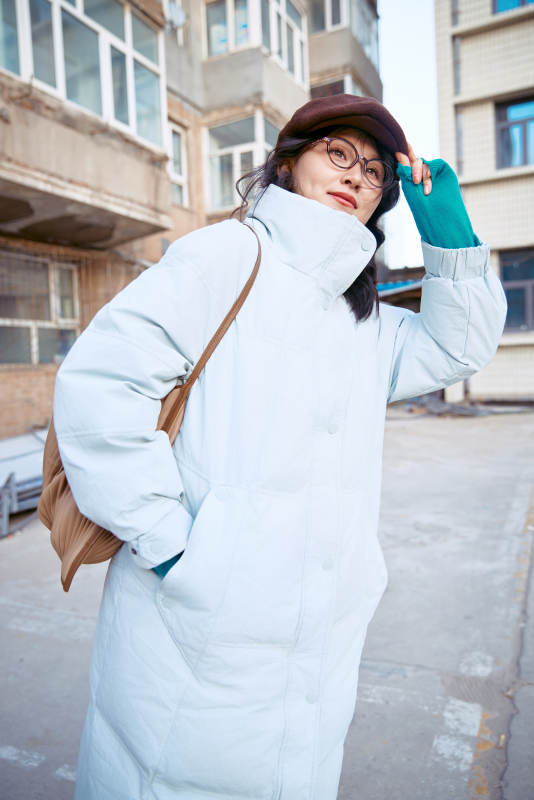 在老旧社区院落回忆往日的亚洲美女