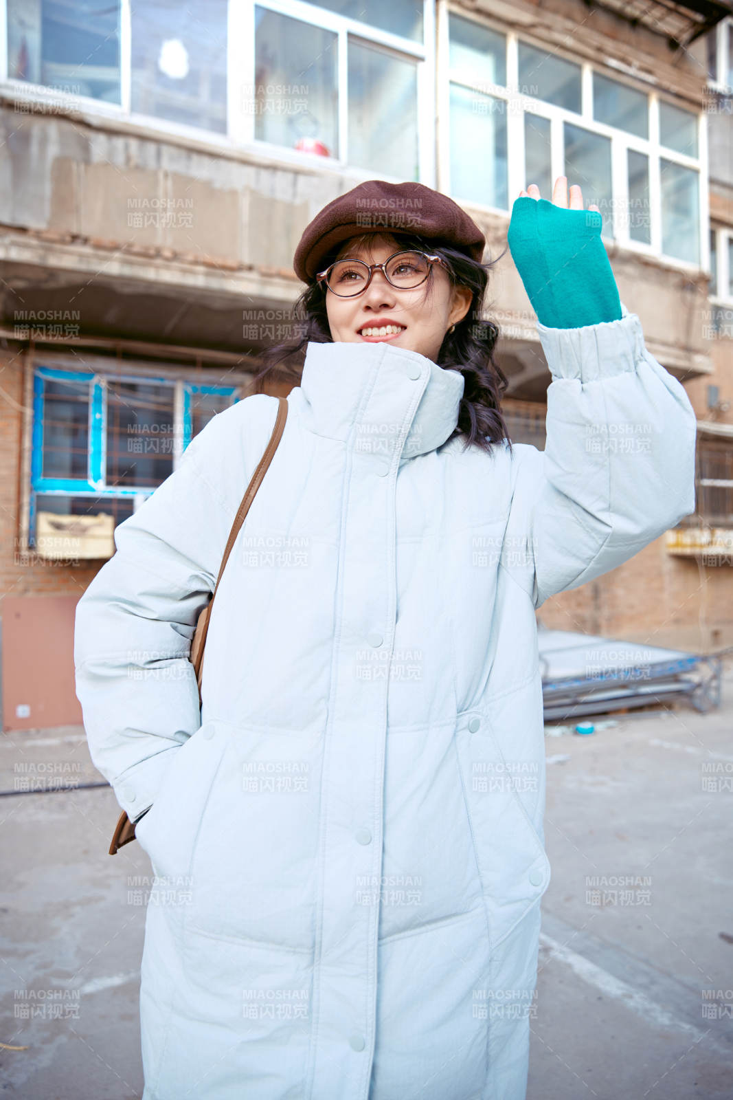 在老旧社区院落回忆往日的亚洲美女