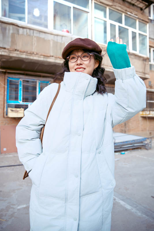 在老旧社区院落回忆往日的亚洲美女