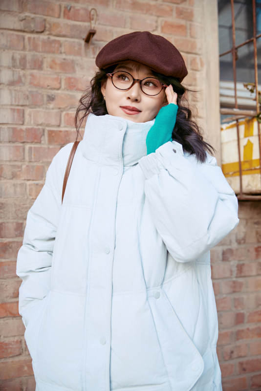 在老旧社区院落回忆往日的亚洲美女