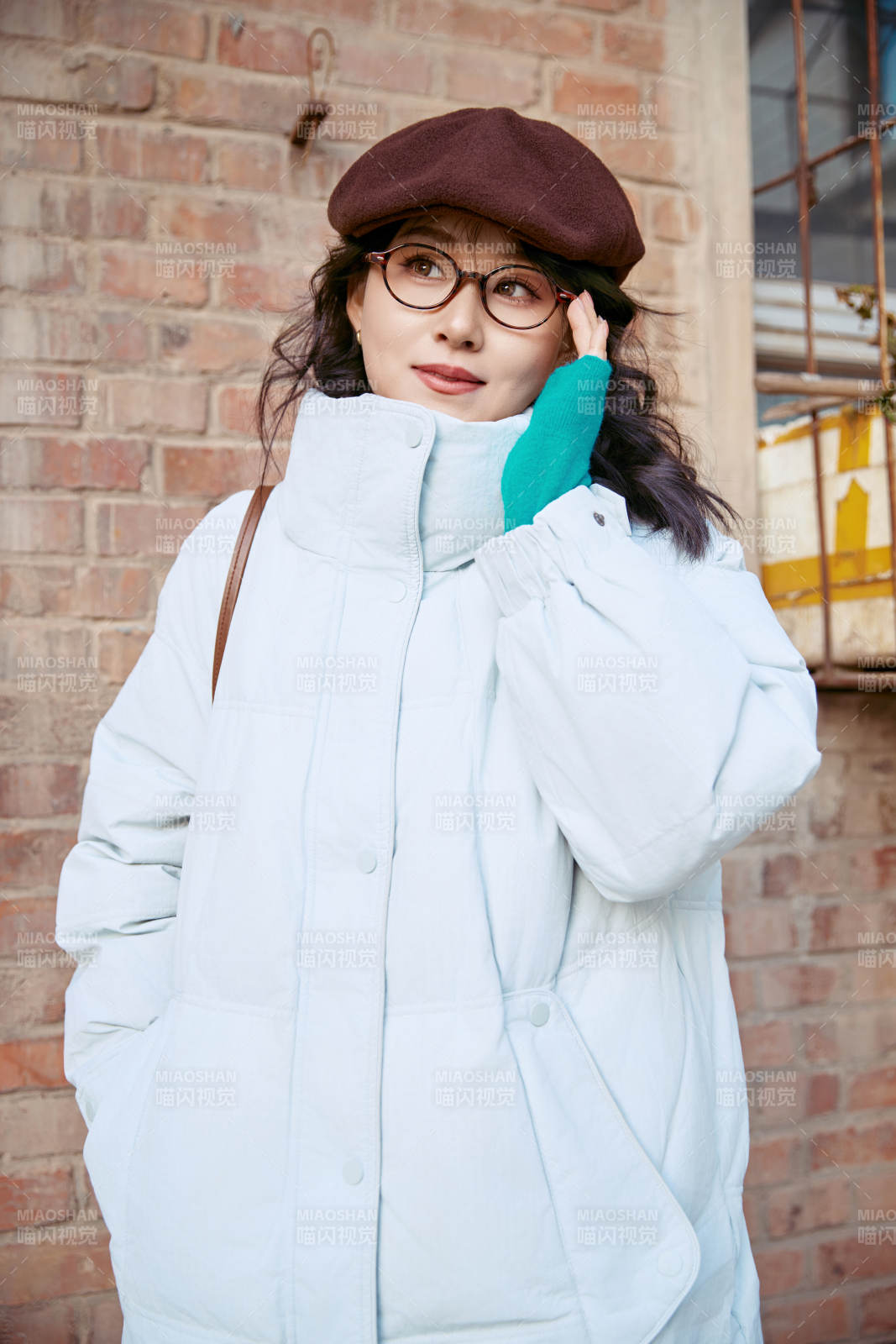 在老旧社区院落回忆往日的亚洲美女