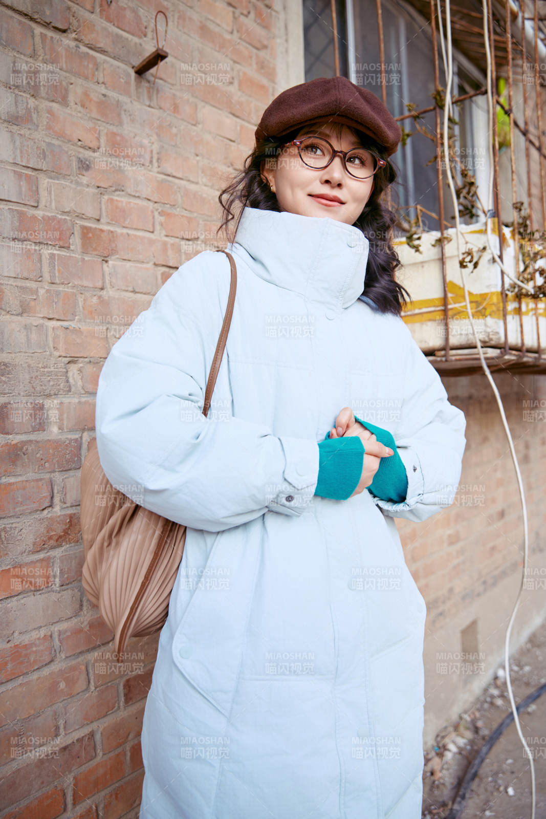 在老旧社区院落回忆往日的亚洲美女