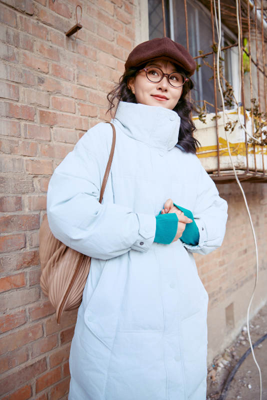 在老旧社区院落回忆往日的亚洲美女