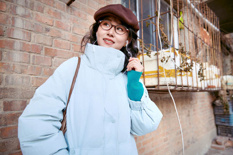 在老旧社区院落回忆往日的亚洲美女