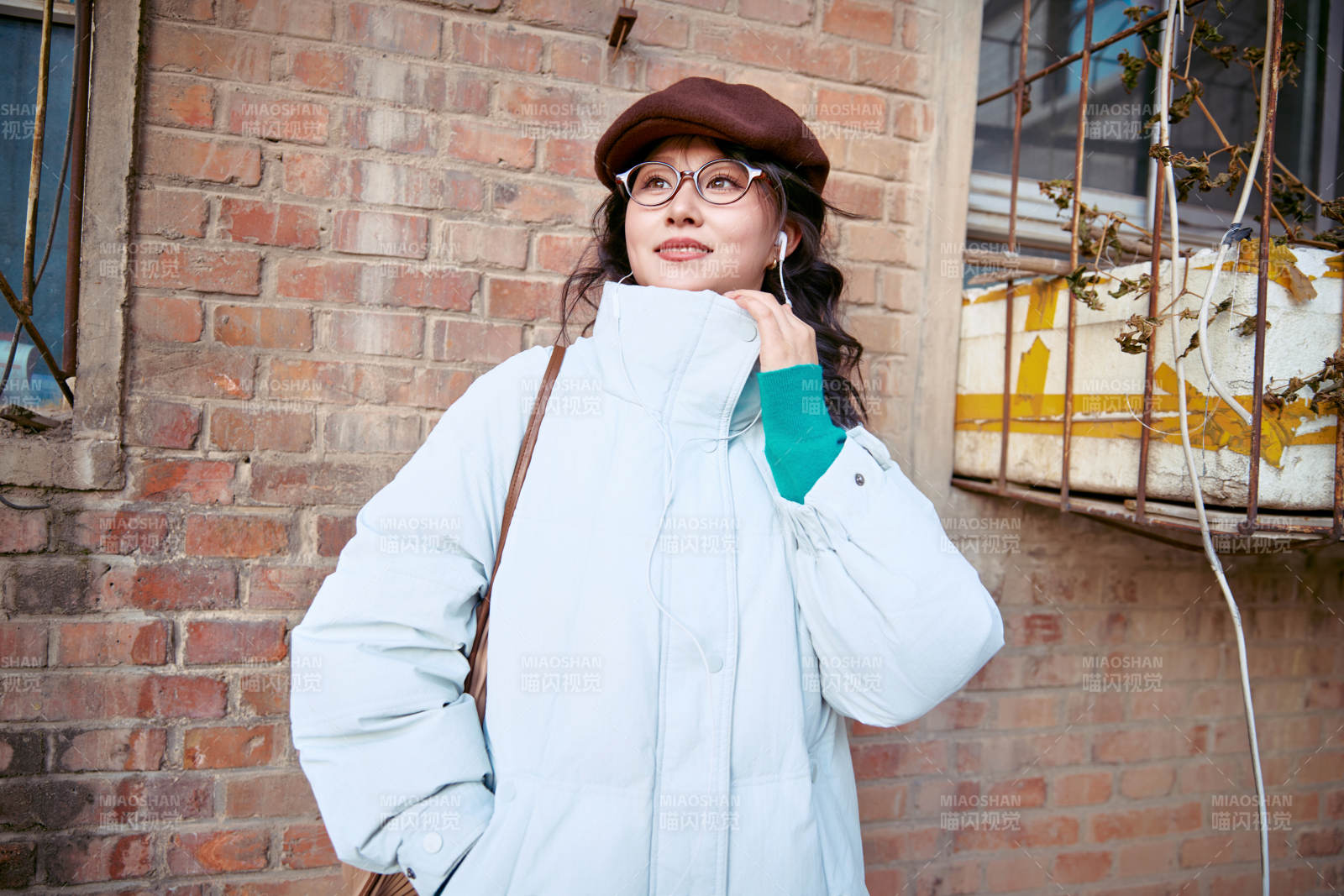 在老旧社区院落回忆往日的亚洲美女