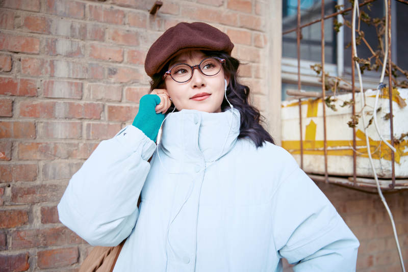 在老旧社区院落回忆往日的亚洲美女