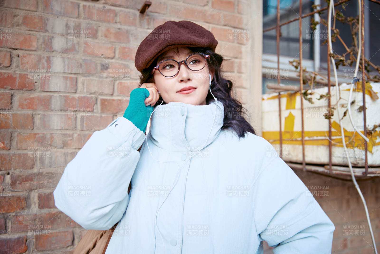 在老旧社区院落回忆往日的亚洲美女