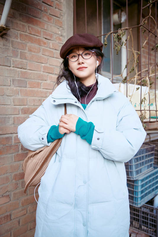 在老旧社区院落回忆往日的亚洲美女