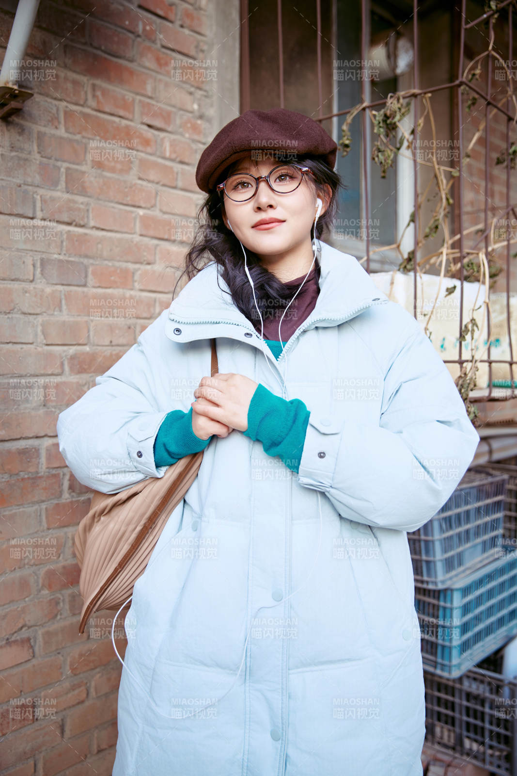 在老旧社区院落回忆往日的亚洲美女