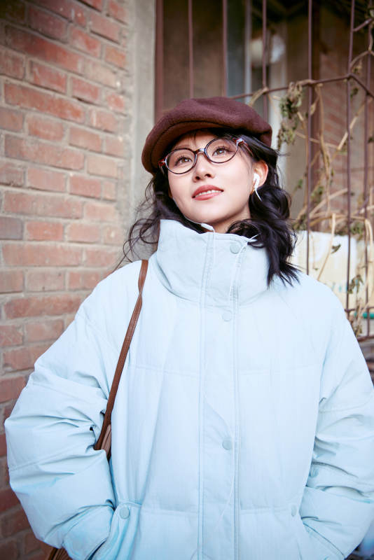 在老旧社区院落回忆往日的亚洲美女