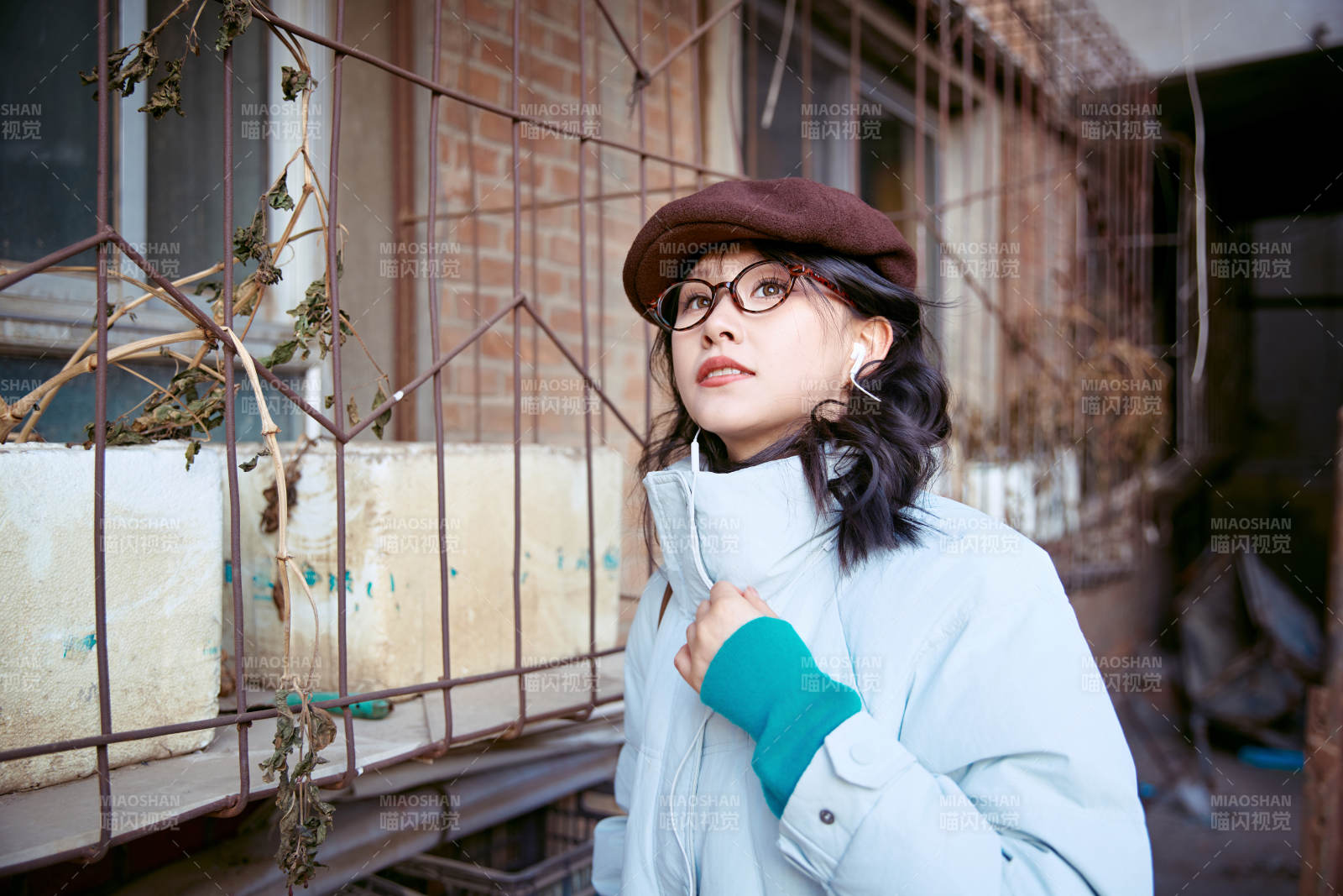 在老旧社区院落回忆往日的亚洲美女