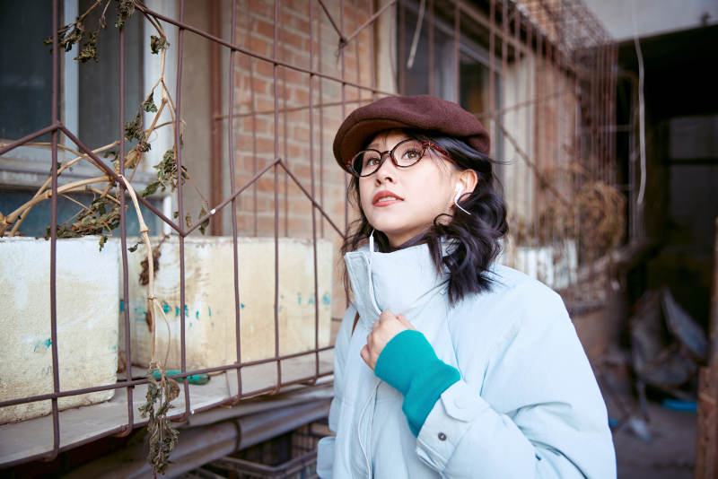 在老旧社区院落回忆往日的亚洲美女