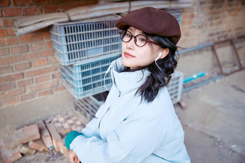 在老旧社区院落回忆往日的亚洲美女