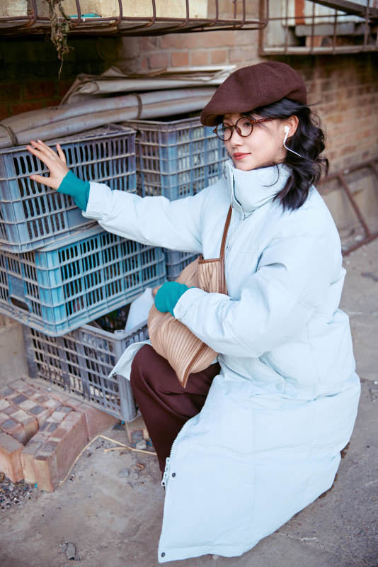 在老旧社区院落回忆往日的亚洲美女