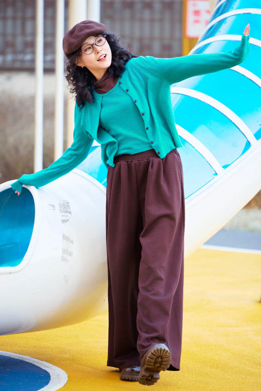 初冬季节在户外拍照的亚洲美女