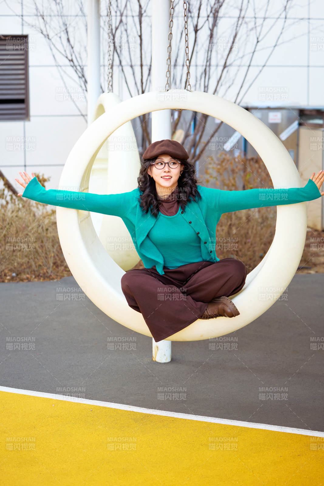 初冬季节在户外拍照的亚洲美女