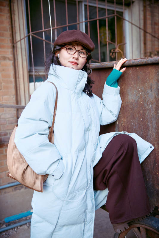 在老旧社区院落回忆往日的亚洲美女