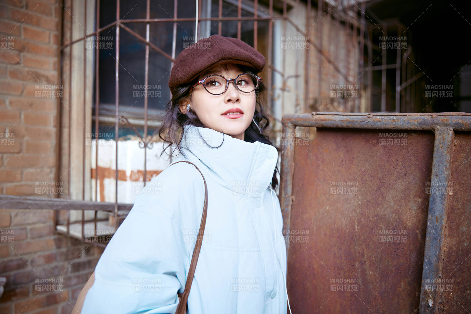 在老旧社区院落回忆往日的亚洲美女